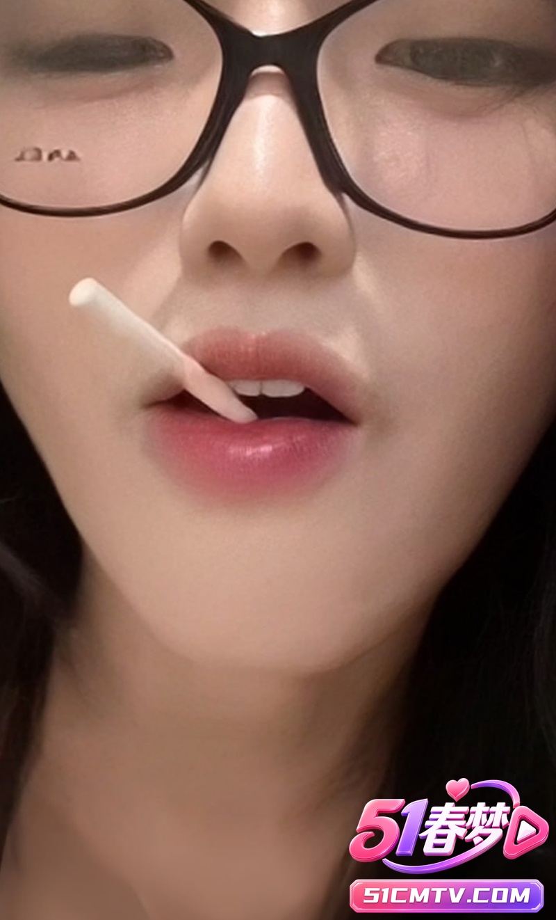快手网红 偷心九月天 极品眼镜妹 撕裂黑衣热舞 衣服破洞露出雪白奶的大兔子 大奶狂晃诱惑到爆！