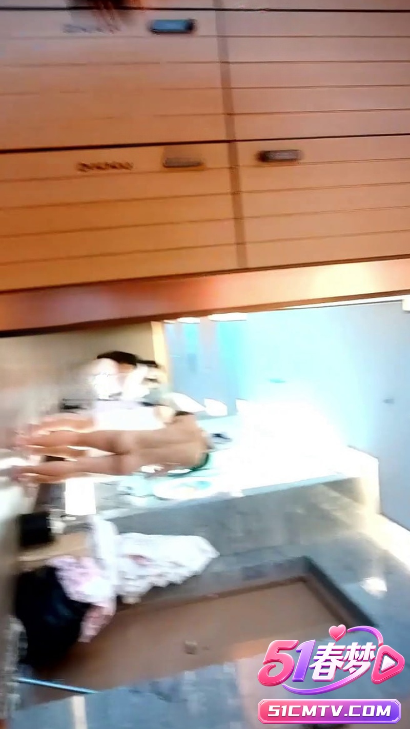 高高颜值学姐温泉会所更衣室 湿身换衣白皙巨乳翘臀全露 极致反差诱惑！