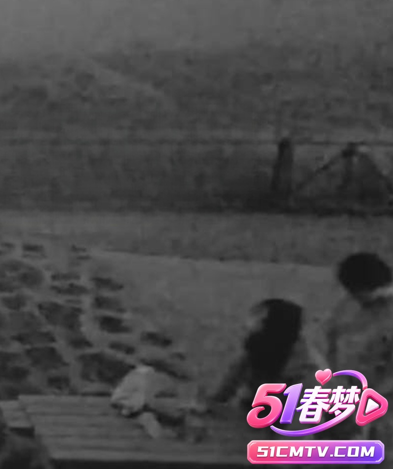 台北擎天岗情侣野战黑料曝光 监控摄像头拍下后入女上位激情啪啪！太刺激了！
