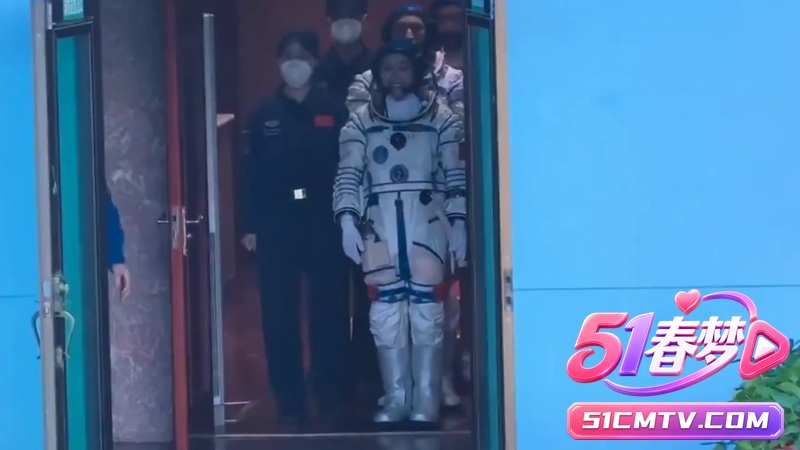 神舟航天员出征仪式翻车！ 原本自然走出场被硬生生拦回去 重新表演生硬太尴尬了！