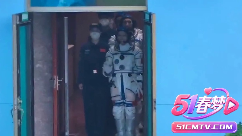 神舟航天员出征仪式翻车！ 原本自然走出场被硬生生拦回去 重新表演生硬太尴尬了！