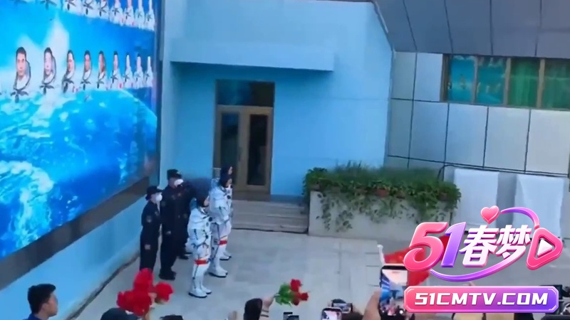 神舟航天员出征仪式翻车！ 原本自然走出场被硬生生拦回去 重新表演生硬太尴尬了！