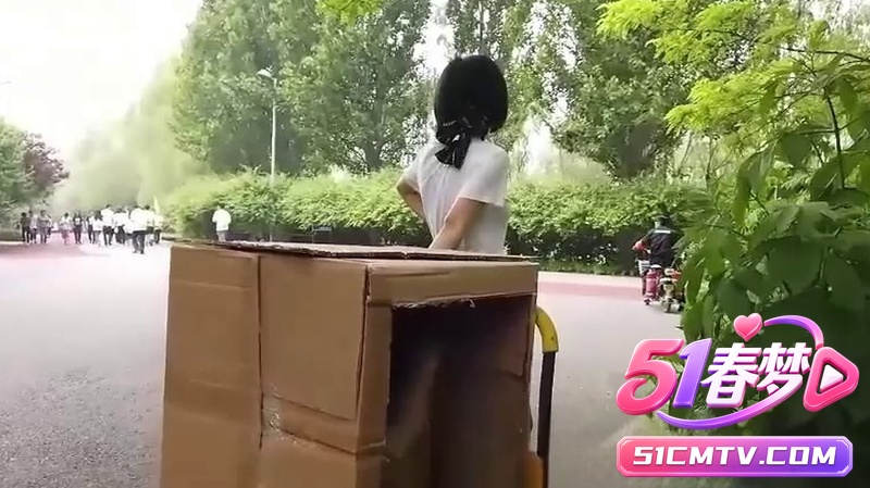 公园纸箱全裸暴露狂野高潮喷水湿骚穴被推长椅路人围观!这户外公开性爱玩法太刺激了!