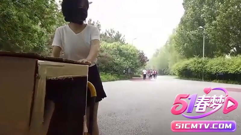 公园纸箱全裸暴露狂野高潮喷水湿骚穴被推长椅路人围观!这户外公开性爱玩法太刺激了!