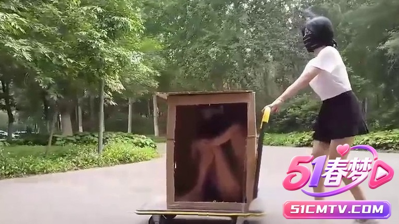 公园纸箱全裸暴露狂野高潮喷水湿骚穴被推长椅路人围观!这户外公开性爱玩法太刺激了!