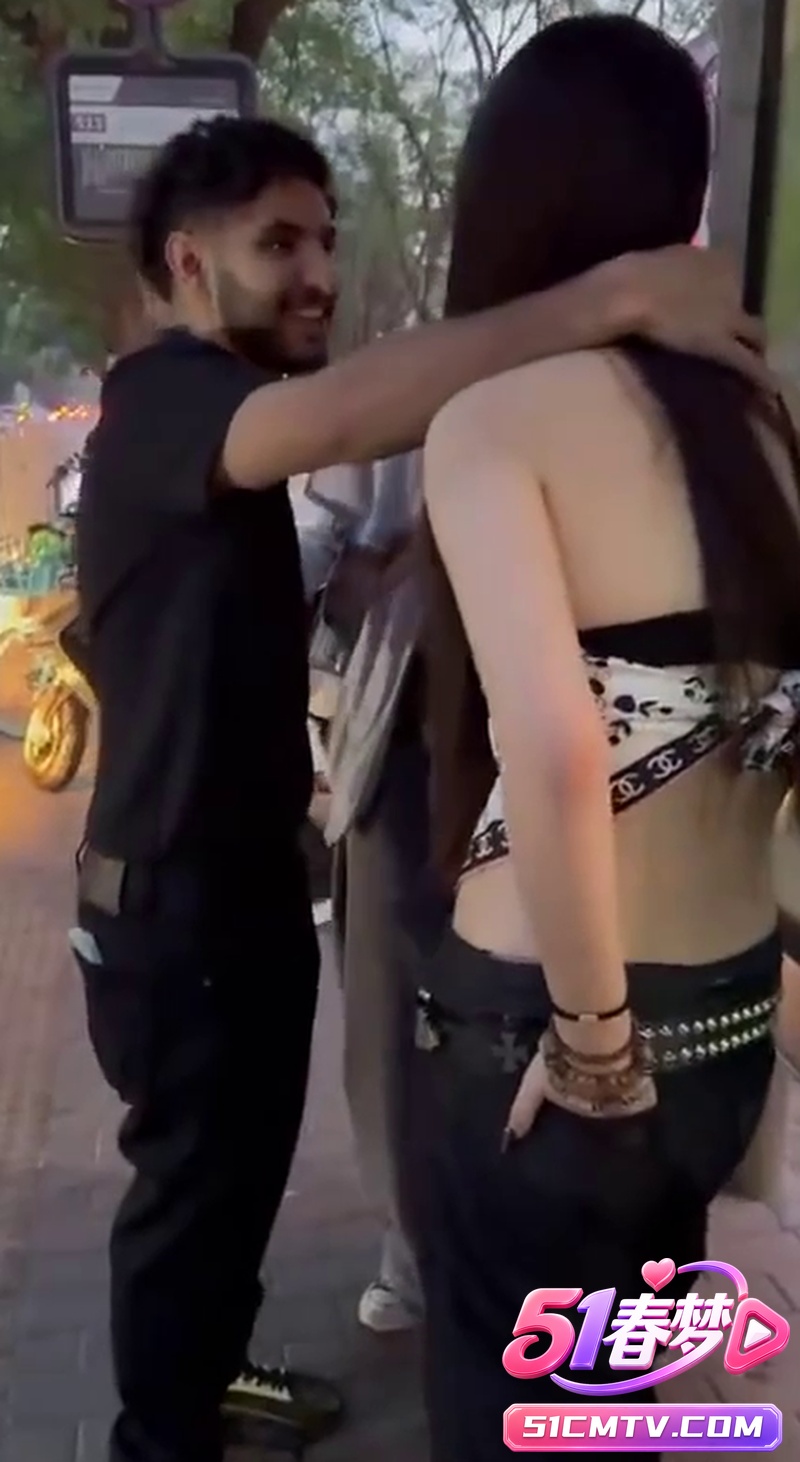 南亚巴基斯坦男工体街头连带5名醉酒中国女孩 两周内第5个!太嚣张了!