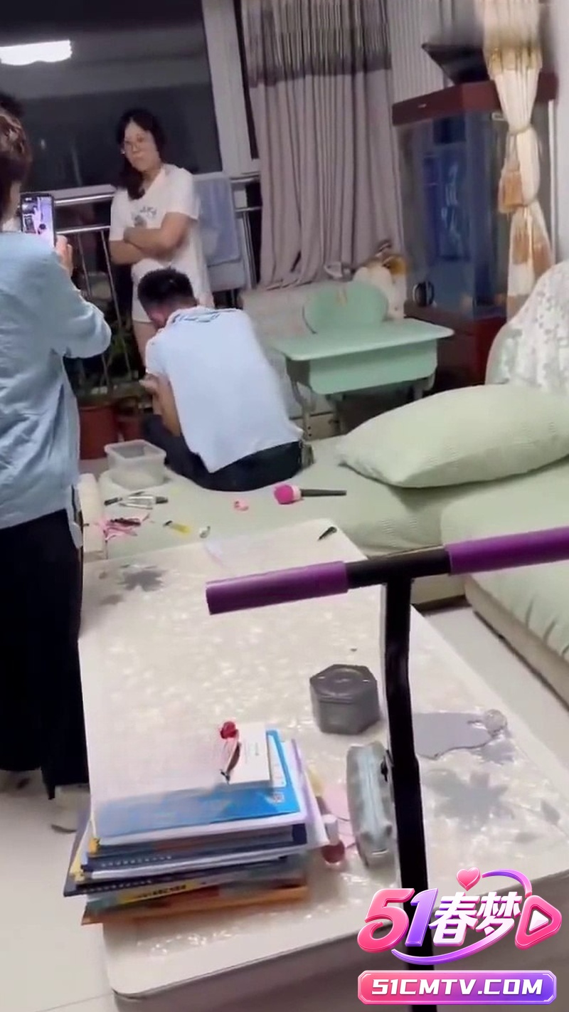 反差美女喜欢带男人回家偷情 被老公抓奸在床当场暴打 邻居围观现场混乱！