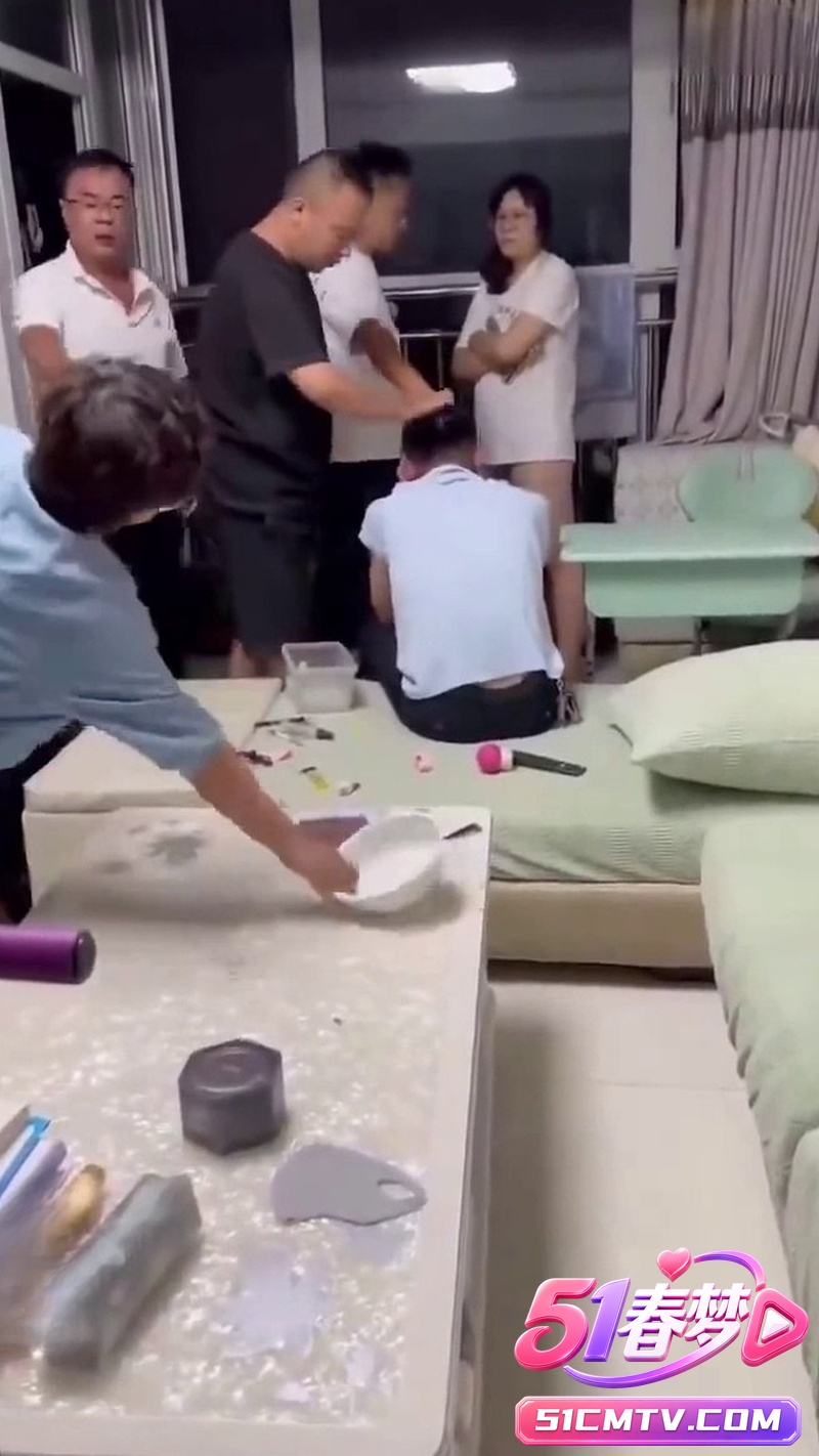 反差美女喜欢带男人回家偷情 被老公抓奸在床当场暴打 邻居围观现场混乱！