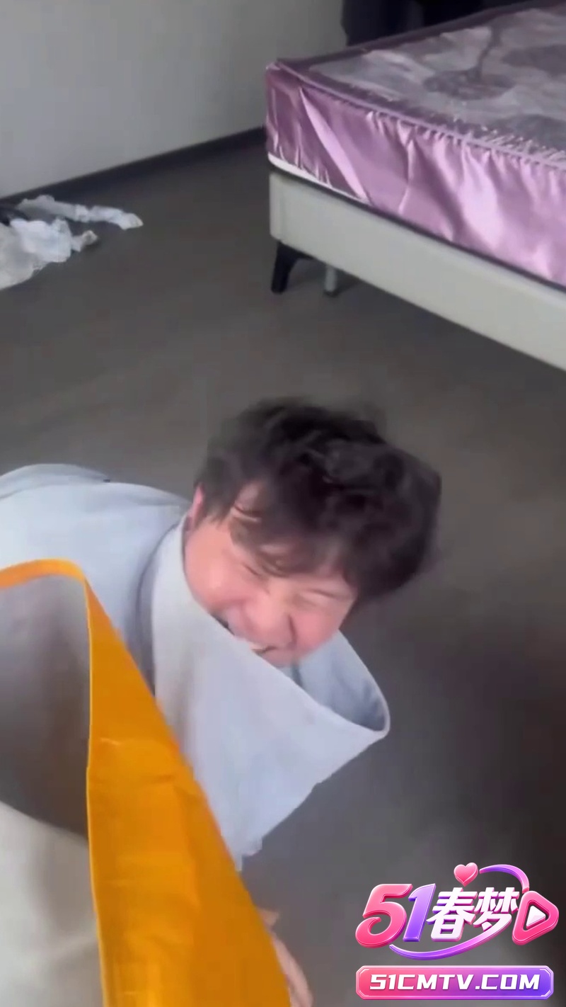 有钱人叫JK制服小妹群玩 男的太急扑空摔地上 太会整活了！