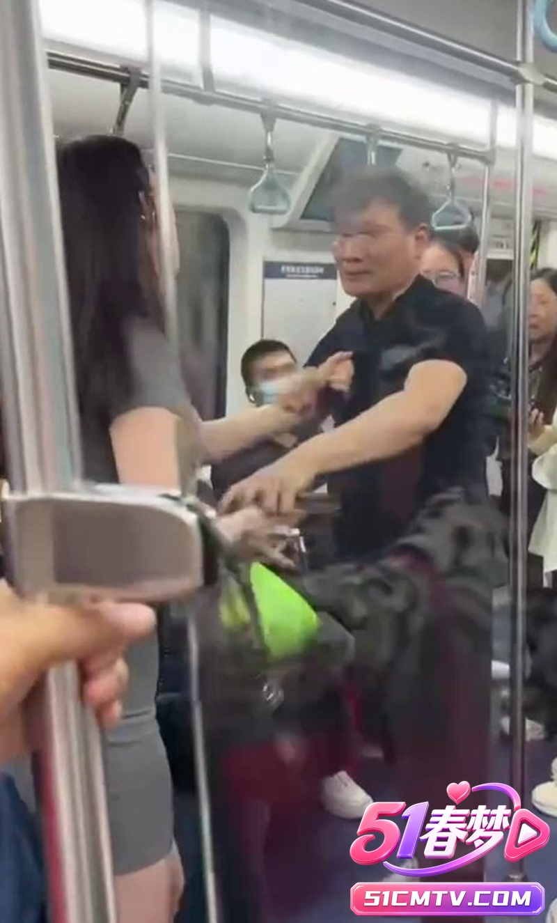 秃顶大叔短裙美女 被当场抓住手机 路人围上来痛打解气！