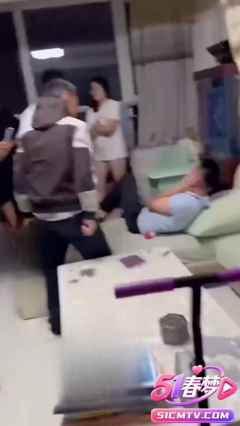 反差美女喜欢带男人回家偷情 被老公抓奸在床当场暴打 邻居围观现场混乱！