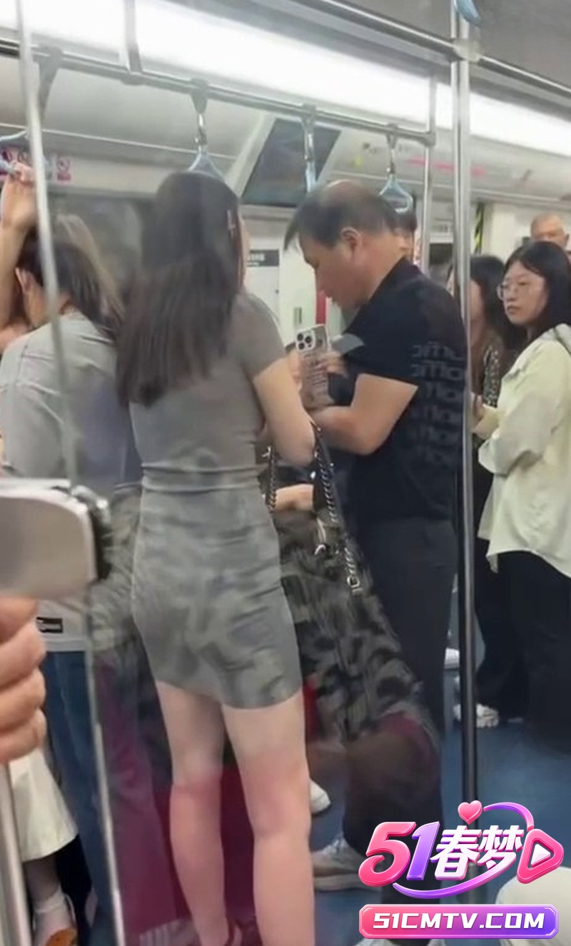 秃顶大叔短裙美女 被当场抓住手机 路人围上来痛打解气！