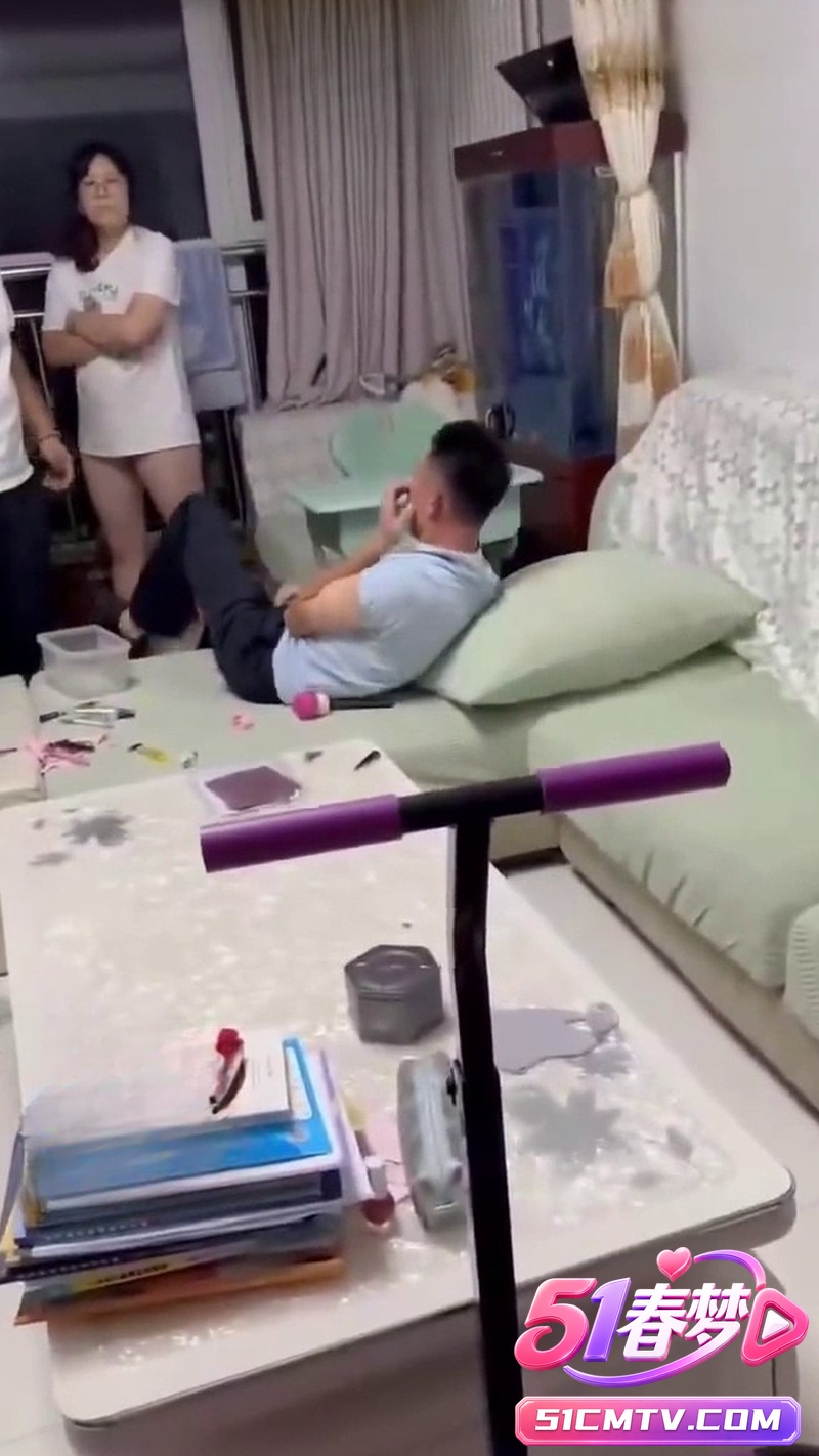 反差美女喜欢带男人回家偷情 被老公抓奸在床当场暴打 邻居围观现场混乱！