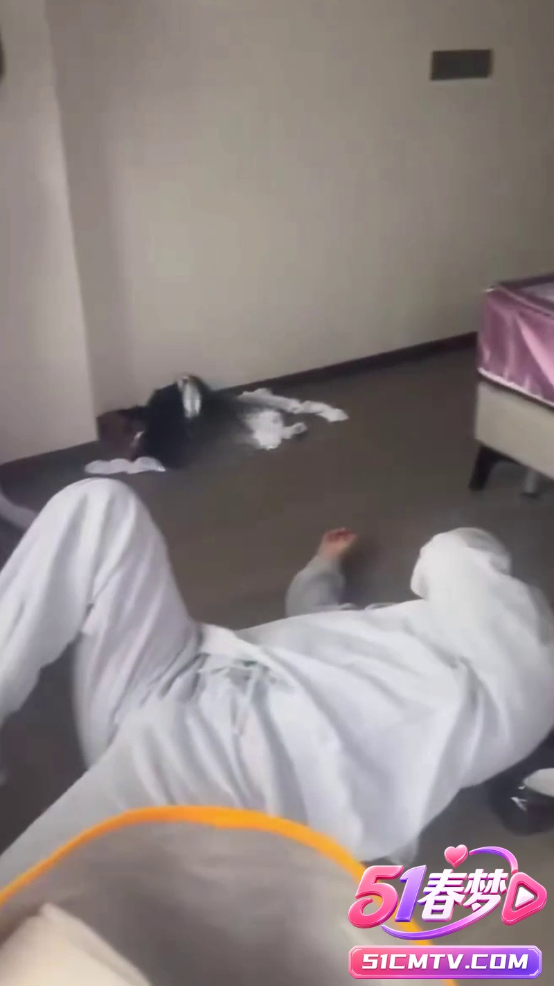 有钱人叫JK制服小妹群玩 男的太急扑空摔地上 太会整活了！