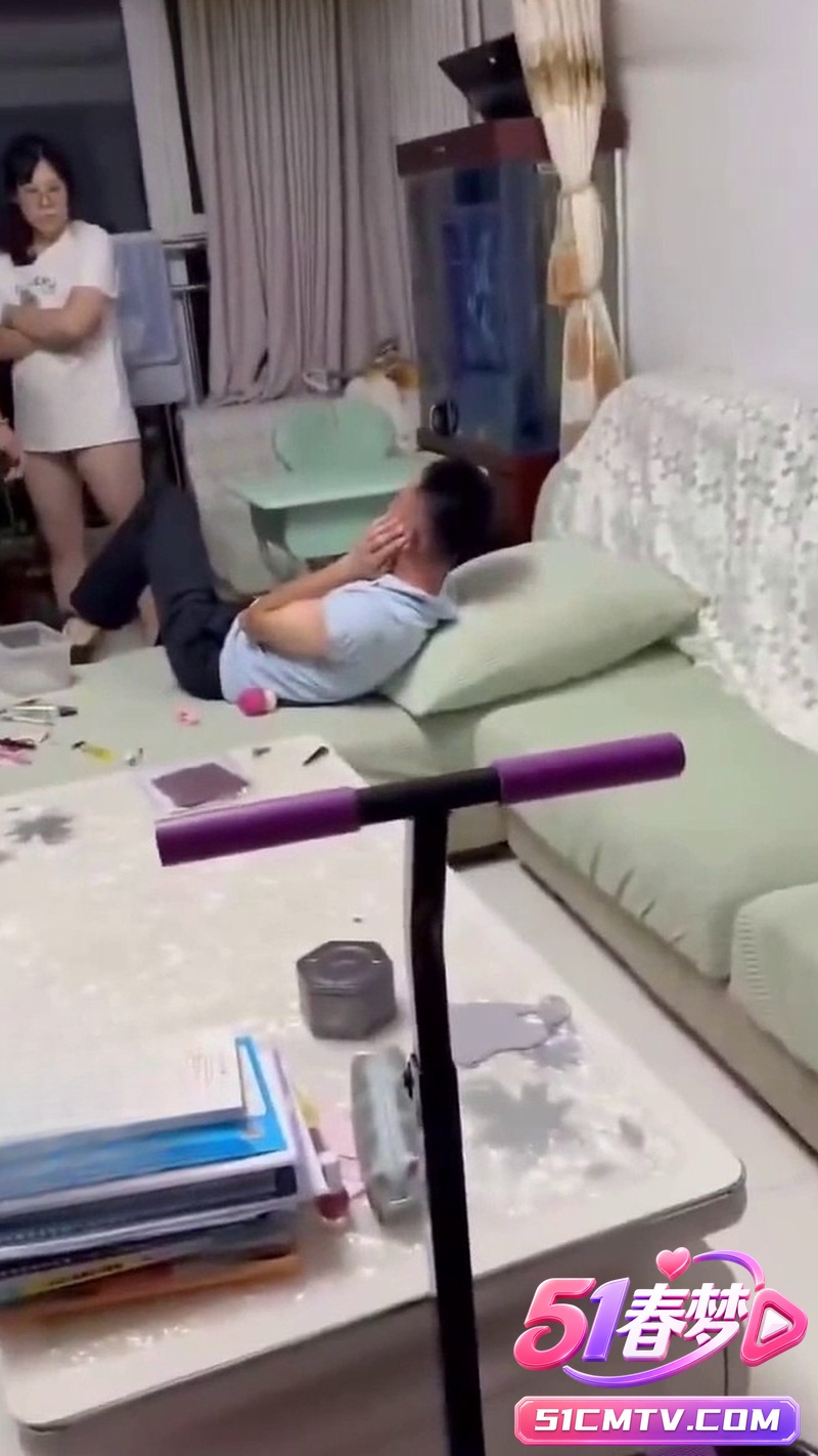 反差美女喜欢带男人回家偷情 被老公抓奸在床当场暴打 邻居围观现场混乱！