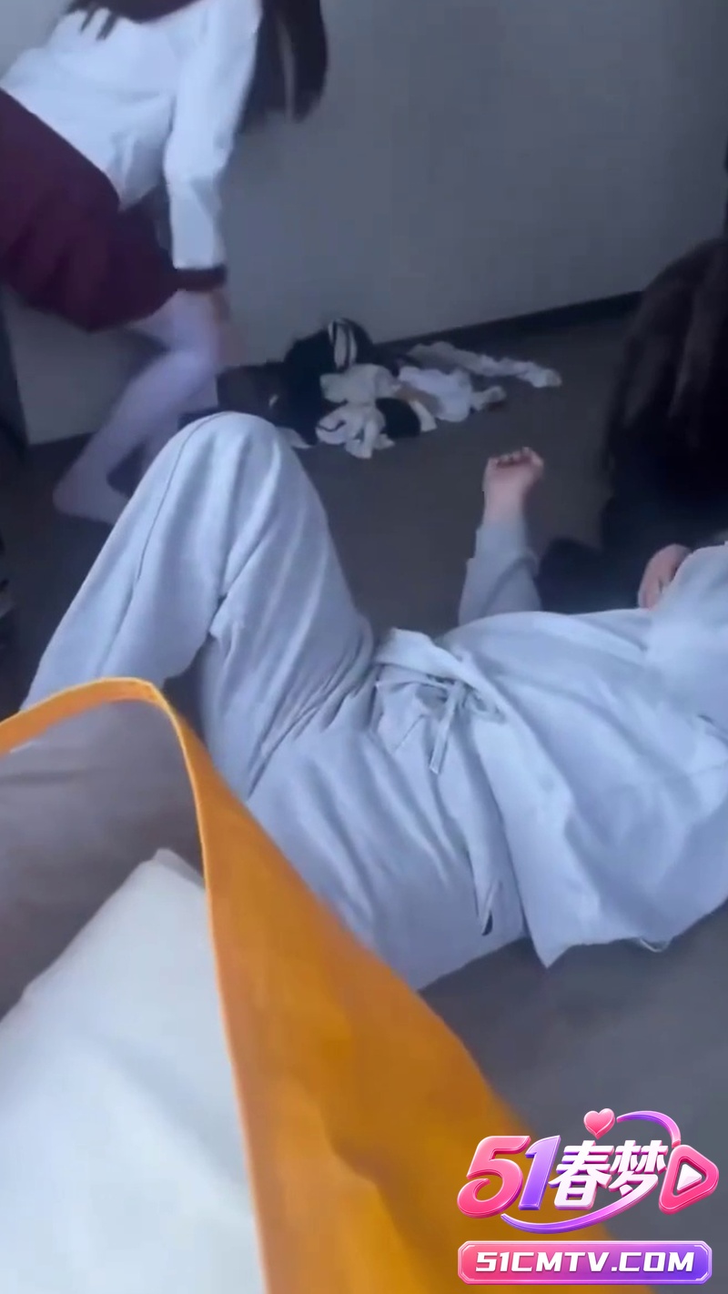 有钱人叫JK制服小妹群玩 男的太急扑空摔地上 太会整活了！
