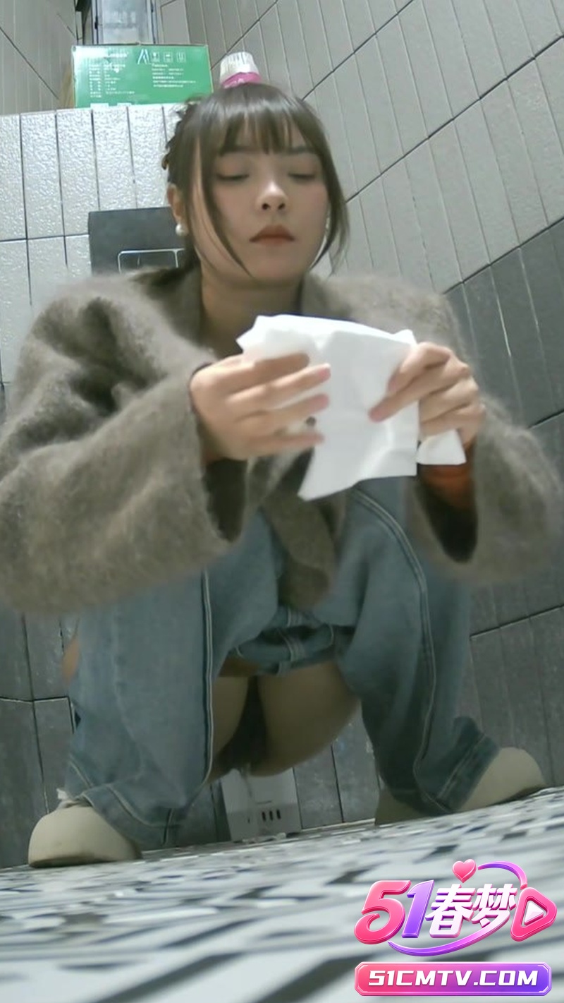 厕所偷窥极品女神顶级肥穴 湿穴骚逼私密偷拍全露 看得人鸡巴硬爆了！