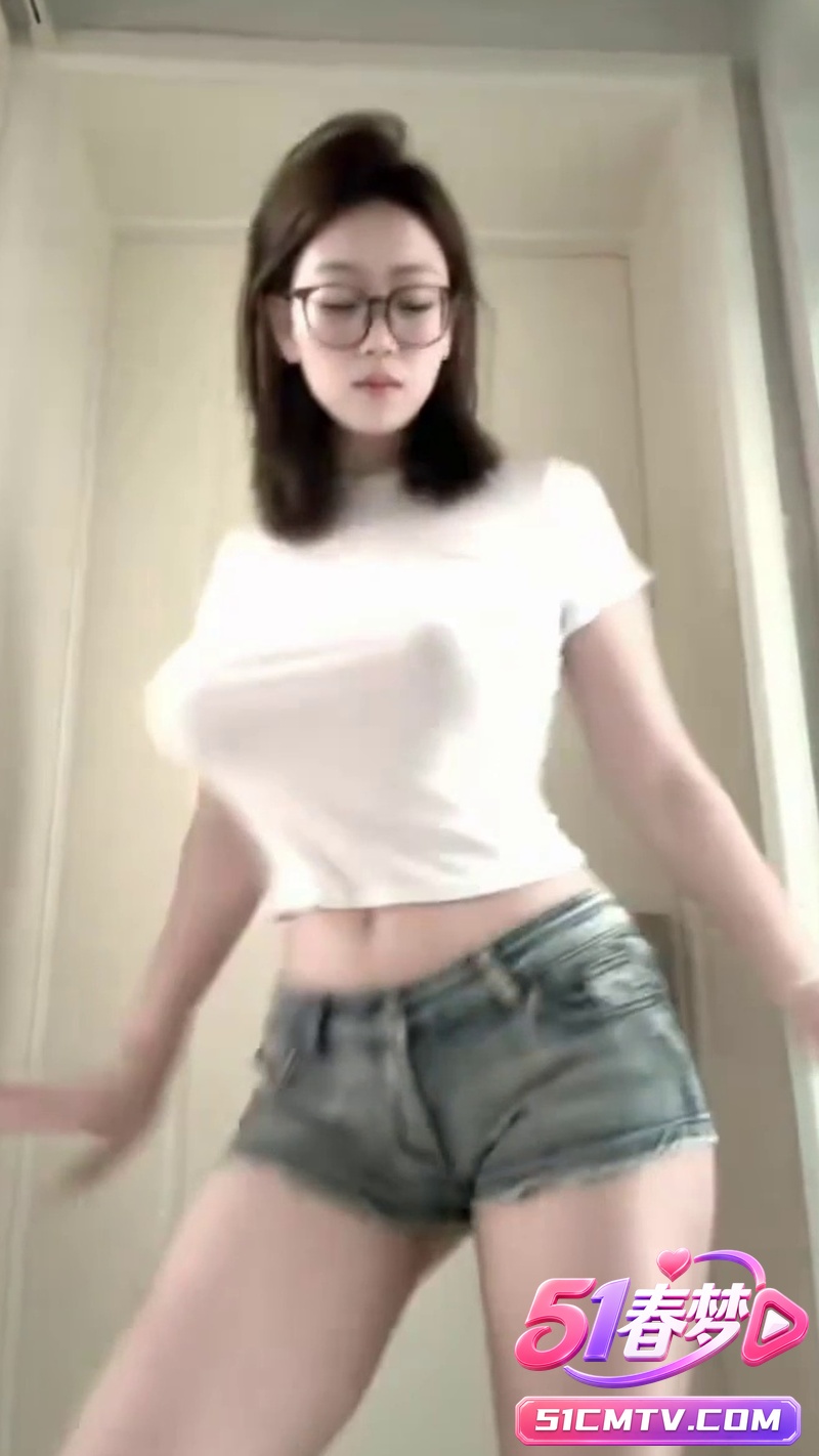 极品超巨乳女网红 无内真空上阵大奶疯狂摇摆 骚浪十足引爆全网！