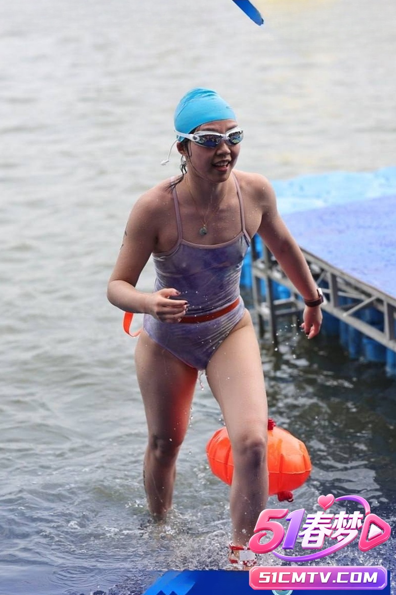 上海滴水湖泳渡赛女选手直播走光 湿身泳衣贴身露奶头隐私全曝光 太劲爆了！