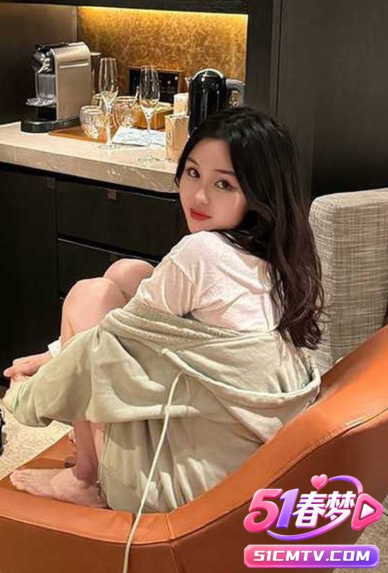 北京城市学院高颜值女神王晗 反差母狗 宝马男友胯下舔鸡巴被射脸 高傲架子全崩！这反差太顶了！