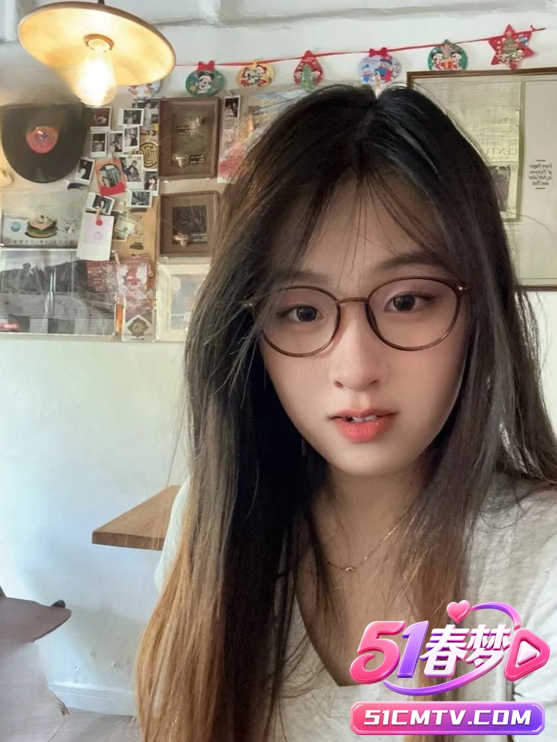 高颜值眼镜幼师反差太大 粉丝探探约啪巨乳肥臀 斯文老师吃饭看电影就上手 床上骚浪好拿捏！