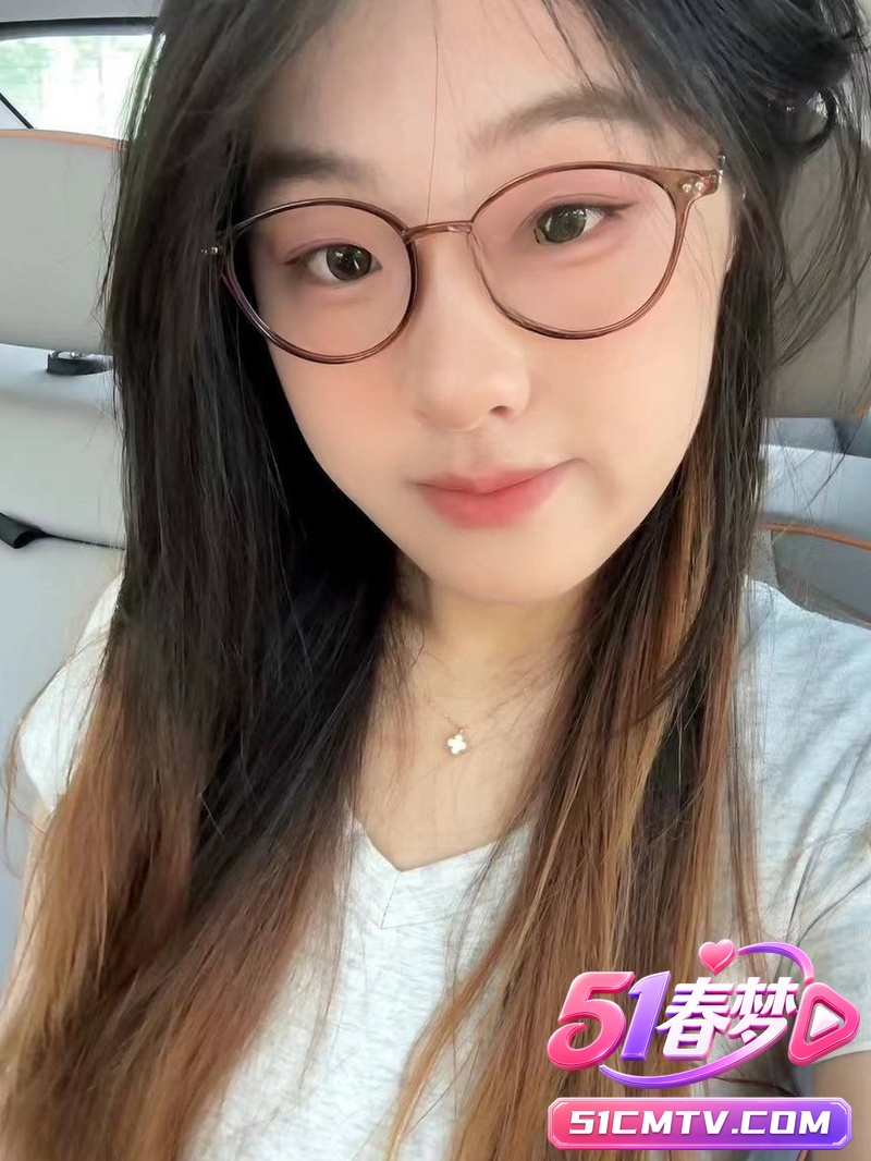 高颜值眼镜幼师反差太大 粉丝探探约啪巨乳肥臀 斯文老师吃饭看电影就上手 床上骚浪好拿捏！