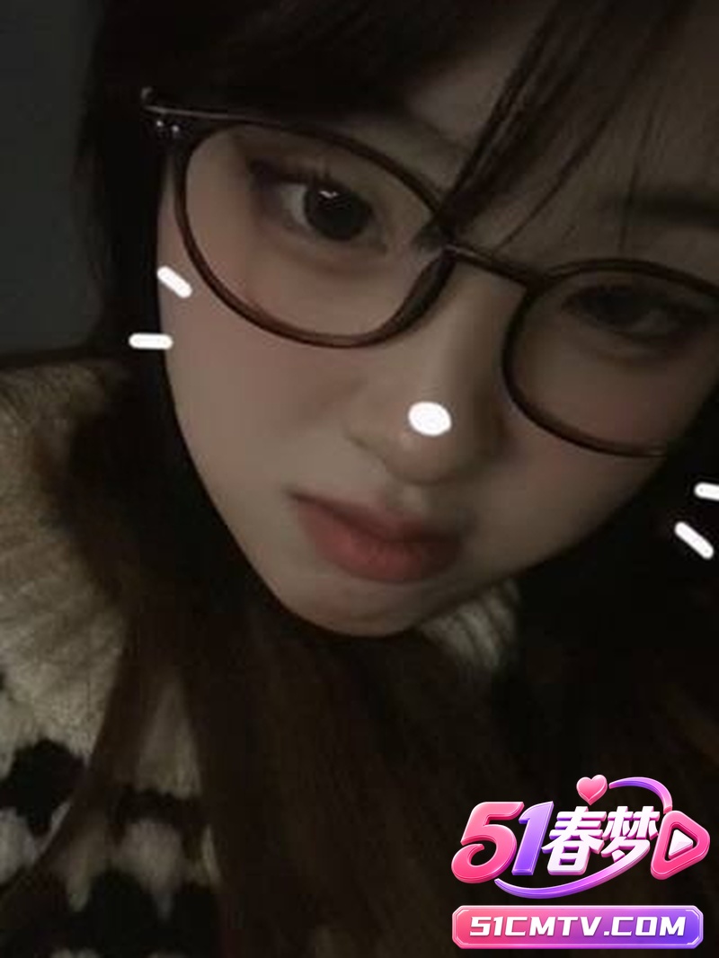 高颜值眼镜幼师反差太大 粉丝探探约啪巨乳肥臀 斯文老师吃饭看电影就上手 床上骚浪好拿捏！