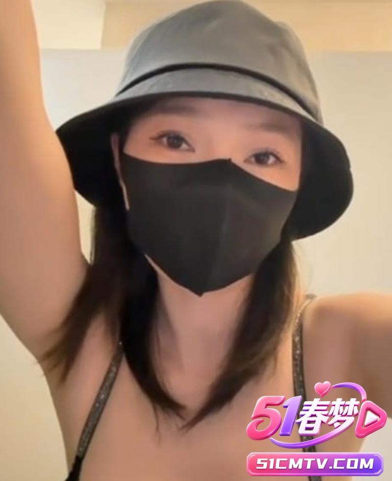 优衣库试衣间露出女神奈奈 穿开档黑丝自慰大秀 舌舔嘴唇手指猛扣骚穴太浪了！