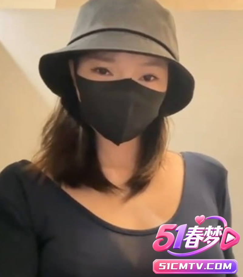 优衣库试衣间露出女神奈奈 穿开档黑丝自慰大秀 舌舔嘴唇手指猛扣骚穴太浪了！