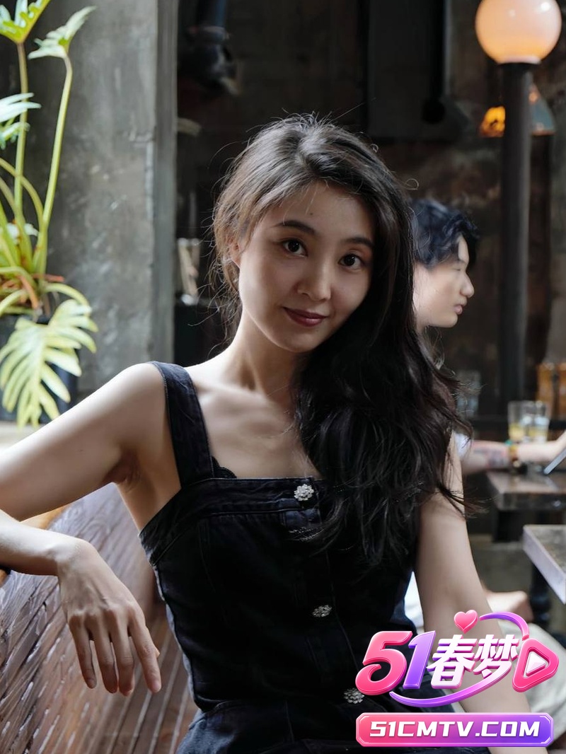 深圳超级反差御姐酒店黑丝自慰勾引 骚穴张开被大屌无套狂操内射!这反差太他妈骚了!