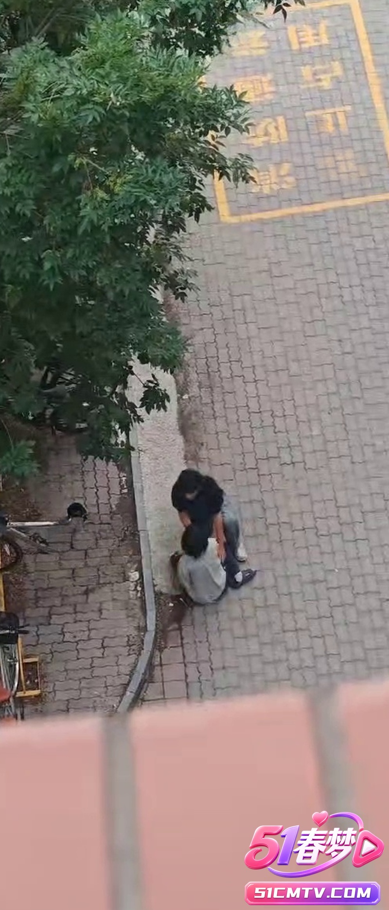 大学女生意外怀孕宿舍闹剧 男生不跪道歉就脱衣服威胁!这吃瓜太劲爆了!