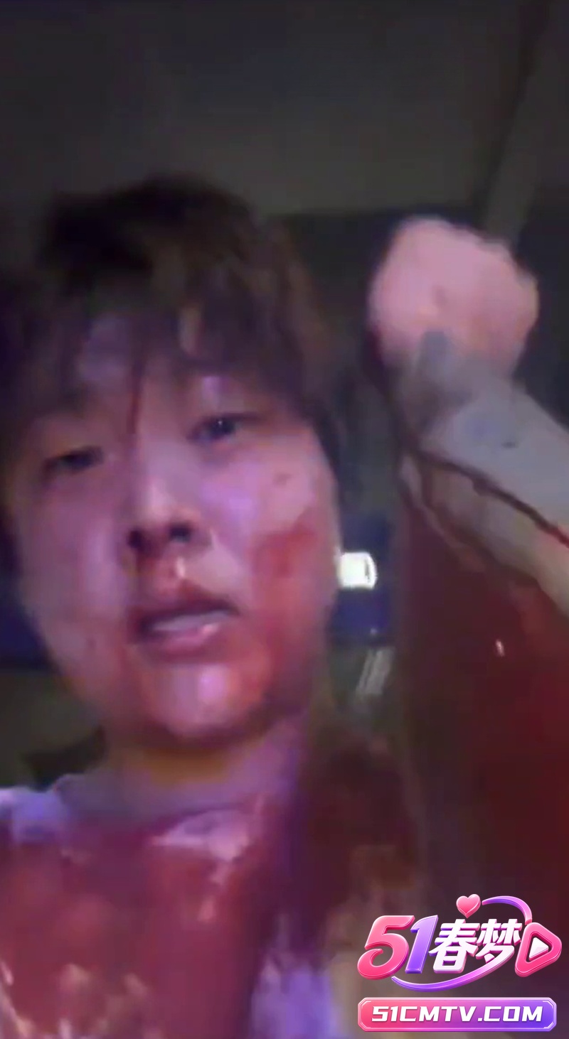 抖音富二代赵俊逸车库惨遭精神小伙群殴 满脸鲜血视频曝光 炫富遭重锤太惨！
