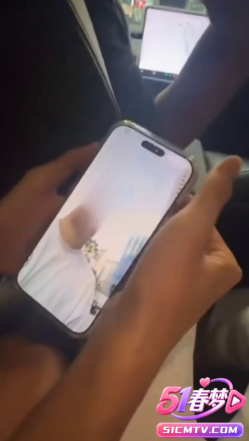 抖音富二代赵俊逸车库惨遭精神小伙群殴 满脸鲜血视频曝光 炫富遭重锤太惨！