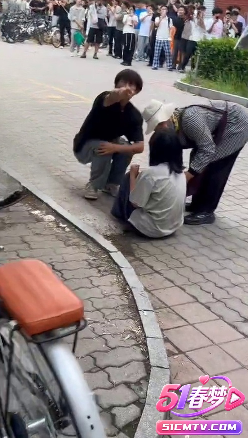 大学女生意外怀孕宿舍闹剧 男生不跪道歉就脱衣服威胁!这吃瓜太劲爆了!
