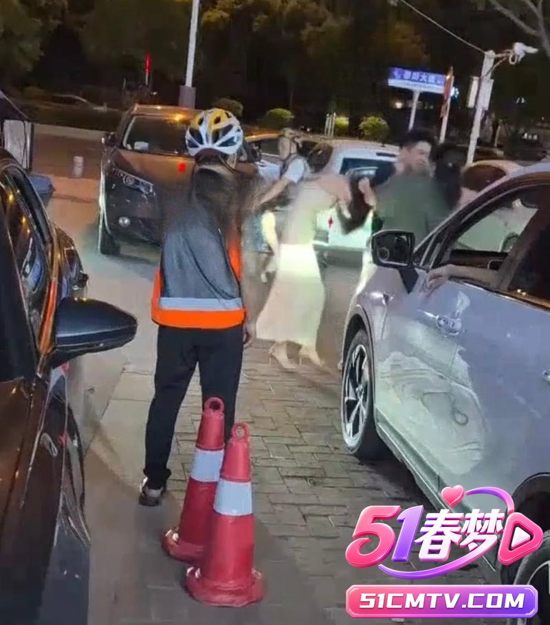 原配当街狂揪白衣小三猛揍 网传跳河竟是移花接木假视频 大反转太炸裂！