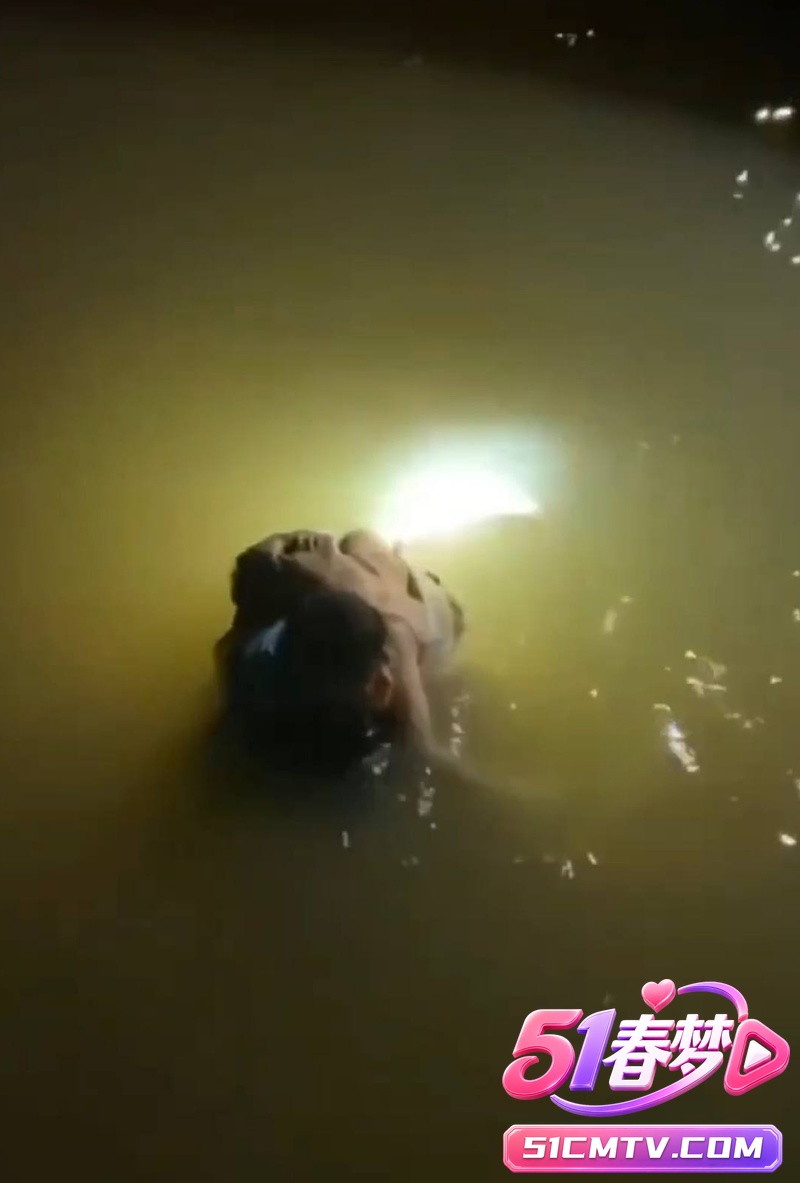 原配当街狂揪白衣小三猛揍 网传跳河竟是移花接木假视频 大反转太炸裂！