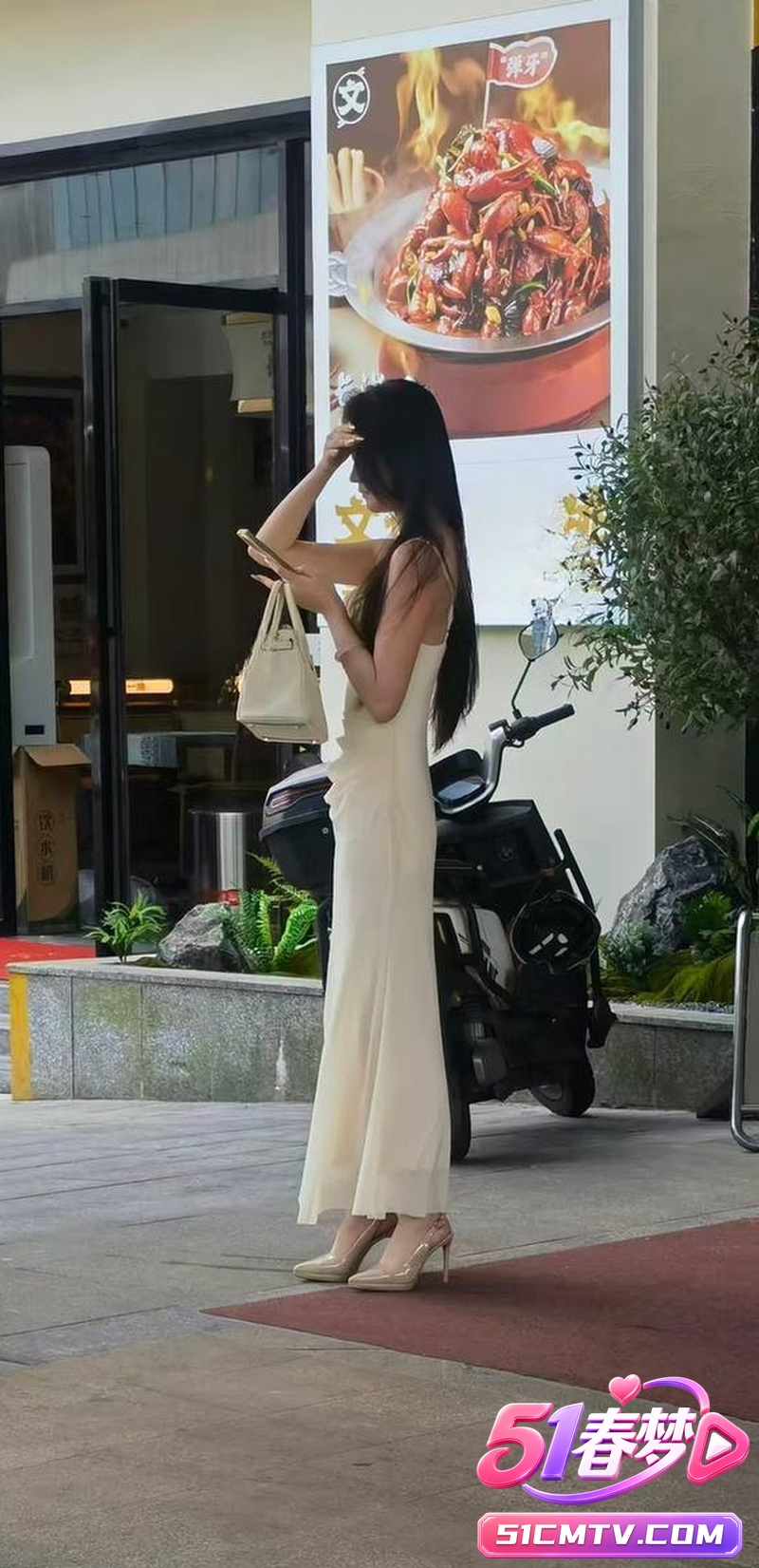 原配当街狂揪白衣小三猛揍 网传跳河竟是移花接木假视频 大反转太炸裂！