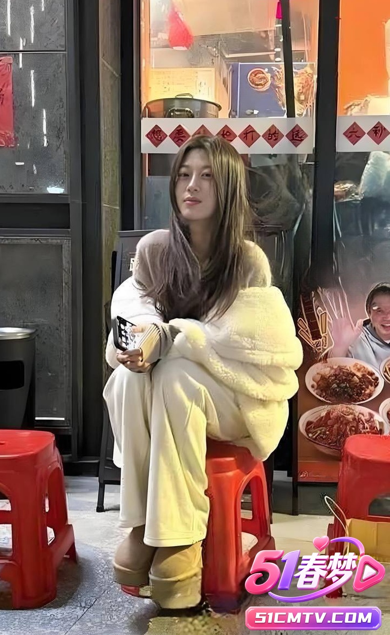 大长腿黄毛精神小妹郑玮婷 酒店情趣开裆制服被男友花式猛操 骚穴吃鸡太带劲！