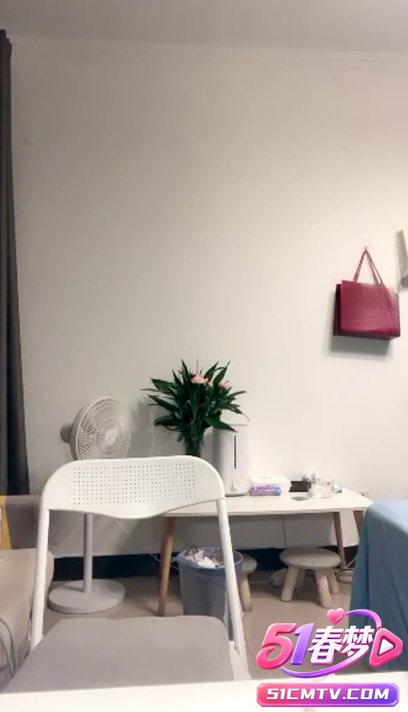 炮友猛干贫乳网红尤物 小逼狂喷水浪叫求再操几下！这骚劲太顶了！