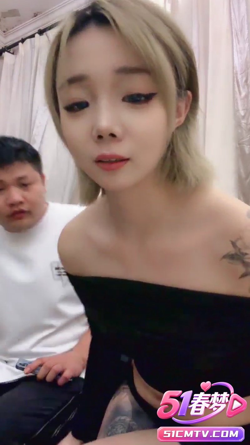 刚成年高颜值粉嫩小骚妹迷糊桃被大叔带回家猛干 含鸡巴接电话太骚了!