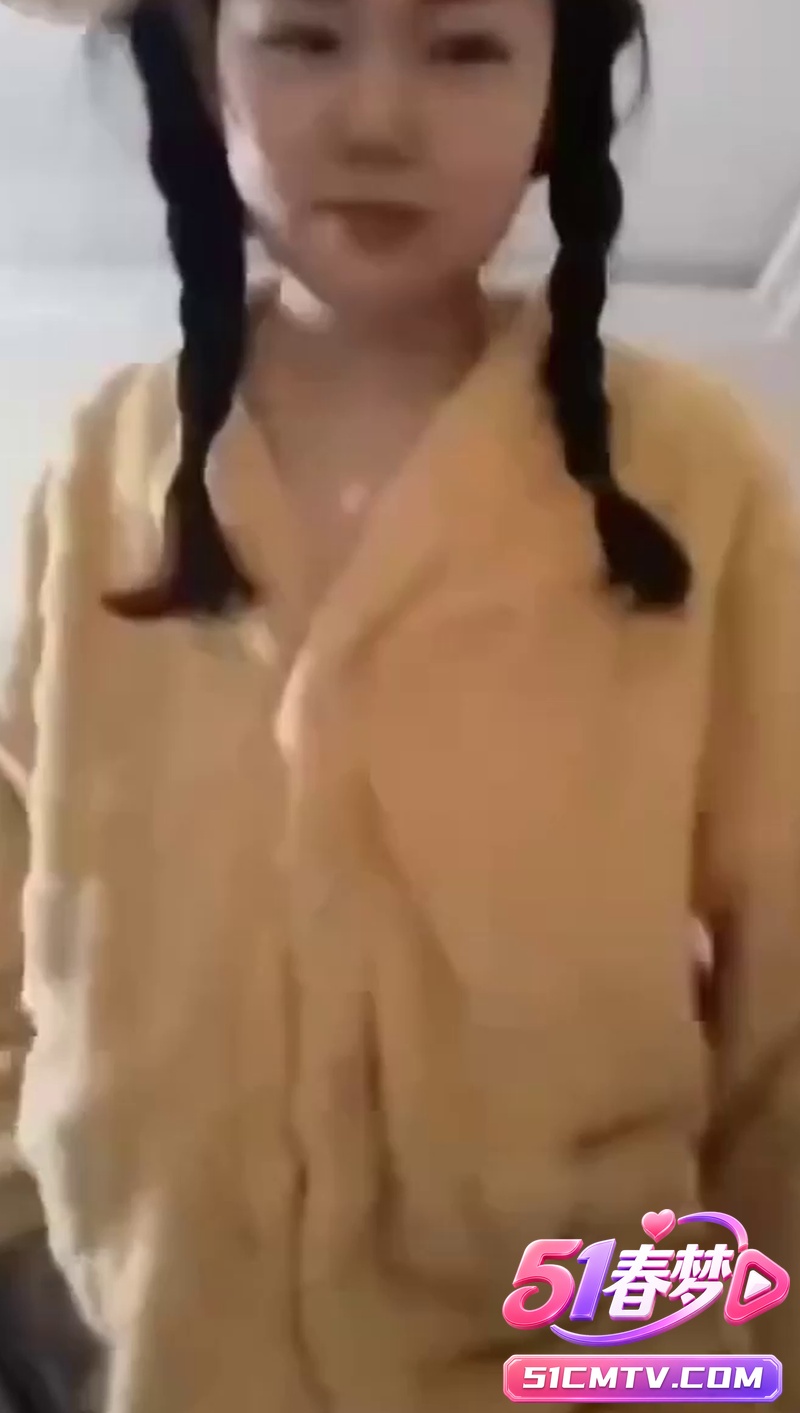 湖北恩施建始女老师误发私密自摸视频到儿子班级群 黄衣双马尾骚妈揉奶社死全网炸！