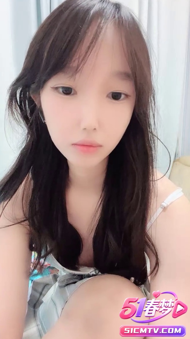 极品大学校花小悦宝 清纯学生服道具自慰大秀 掰穴特写露脸高潮喷水！