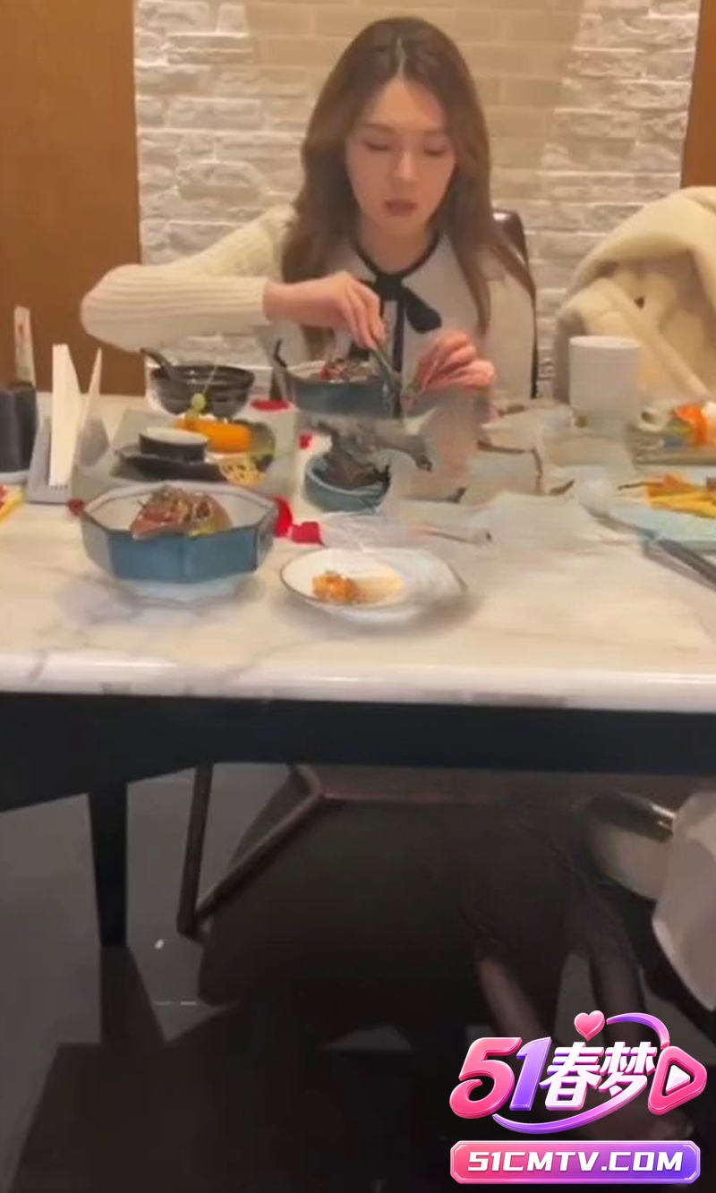 极品高颜值反差婊黑丝餐厅露出 包厢口交吃精 下班后骚同事黑丝脚勾引小编！