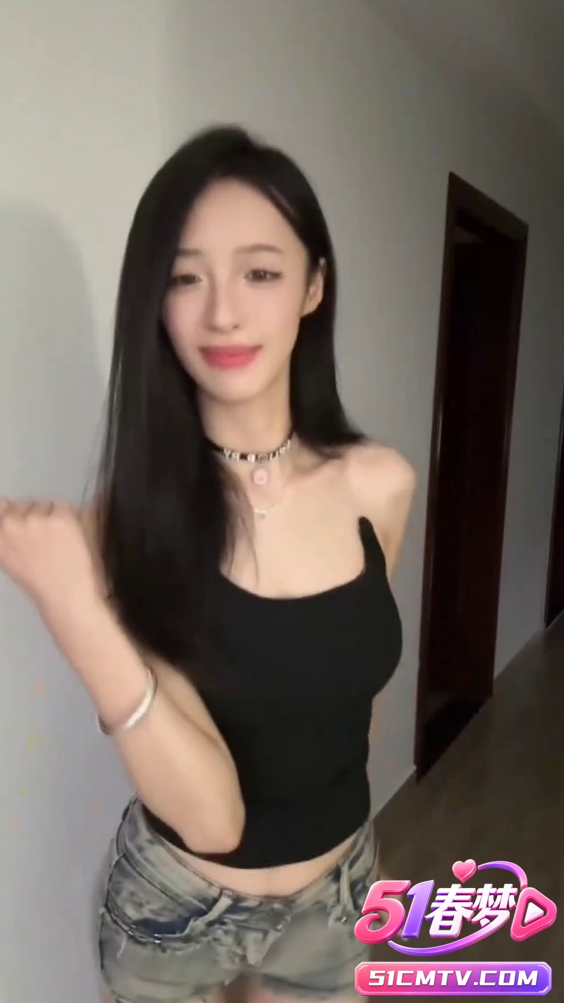 抖音灌汤饱饱女大学生 清纯学生反差母狗 下播后吐舌阿黑颜露奶跳舞勾引大哥只为礼物！
