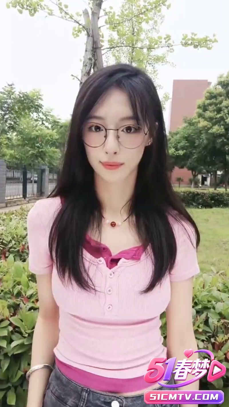 抖音灌汤饱饱女大学生 清纯学生反差母狗 下播后吐舌阿黑颜露奶跳舞勾引大哥只为礼物！