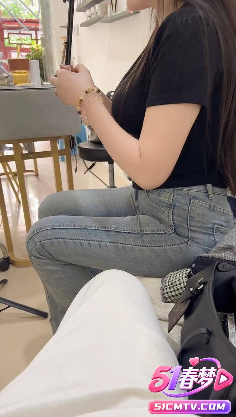 27岁反差少妇出轨隔壁老王 孩子上六年级性爱视频流出 极品翘臀被猛干内射！