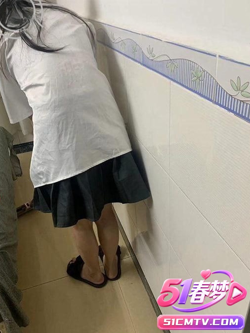 真实父女乱伦 女儿小沫无敌巨乳躺着被爸猛干 骚叫连连射满身！