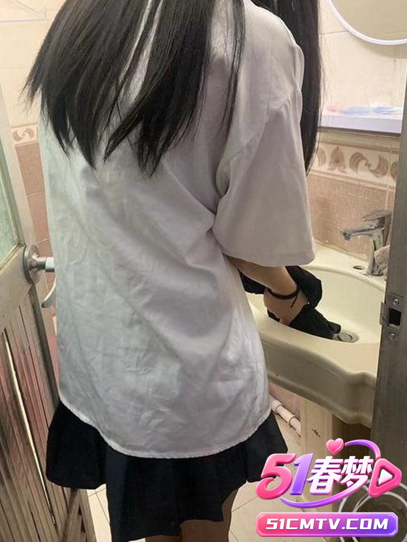 真实父女乱伦 女儿小沫无敌巨乳躺着被爸猛干 骚叫连连射满身！