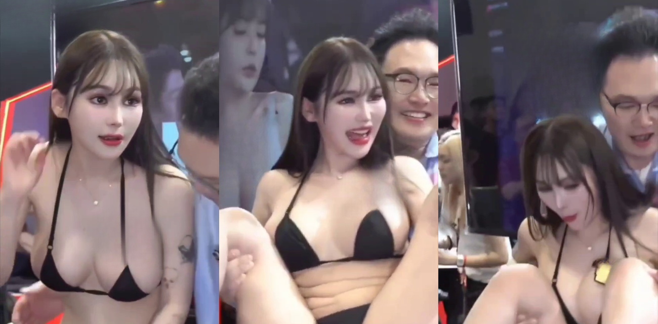 漫展怪不得每次都人满为患 原来正大光明上演黑比基尼美女被抱起展示翘臀AV大戏！